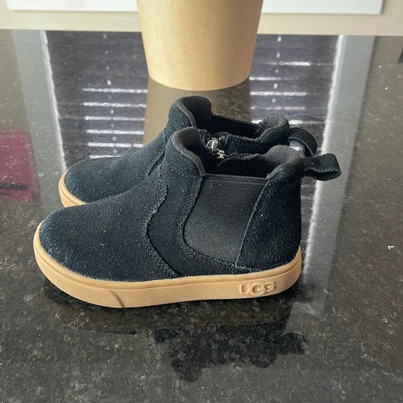 Gently used Ugg boots - Picture 1 of 6